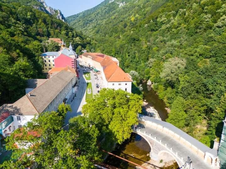 Отель Casa Anne Бэиле-Еркулане Экстерьер фото